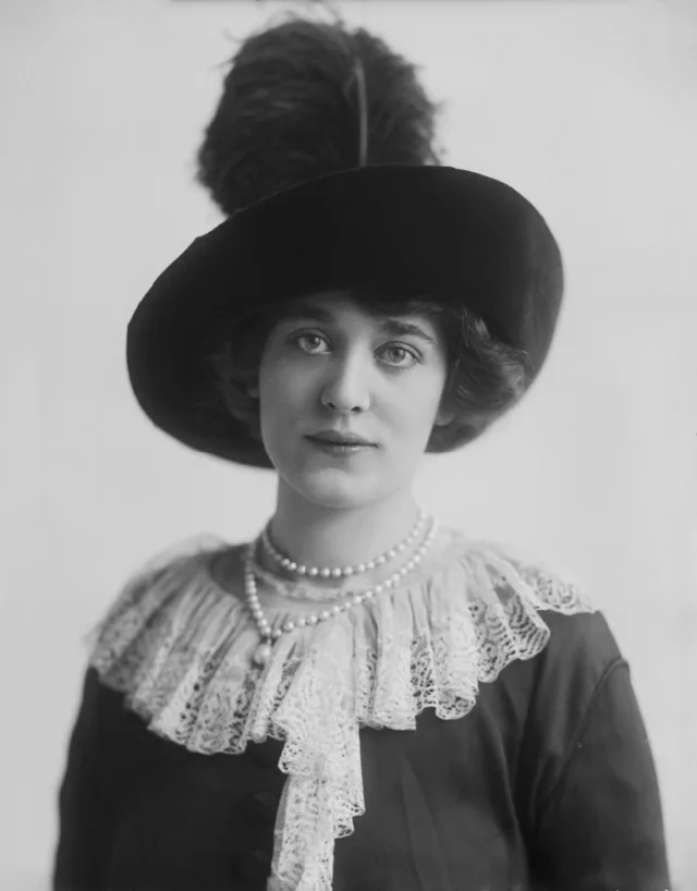 Eva Carrington