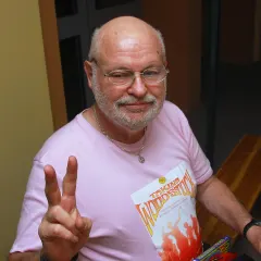 エリオット・ティバー
