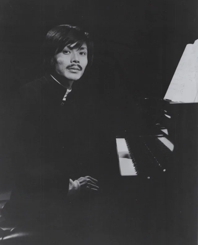 高橋悠治