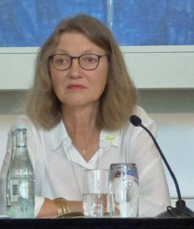 Esther Schapira
